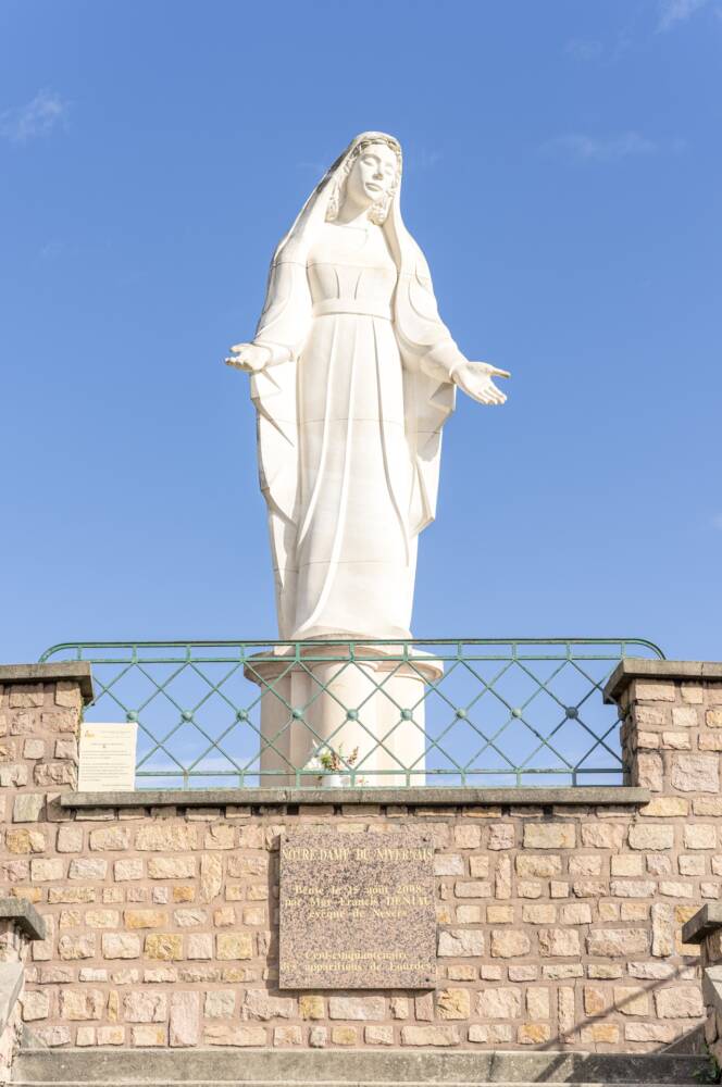 Statut de Notre Dame de Cercy-la-Tour place d'Aligre