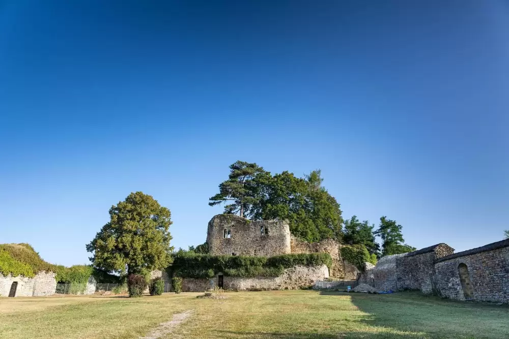 Vieux Chateau de Moulins Engilbert ©J. Champagnat - Rives du Morvan Tourisme