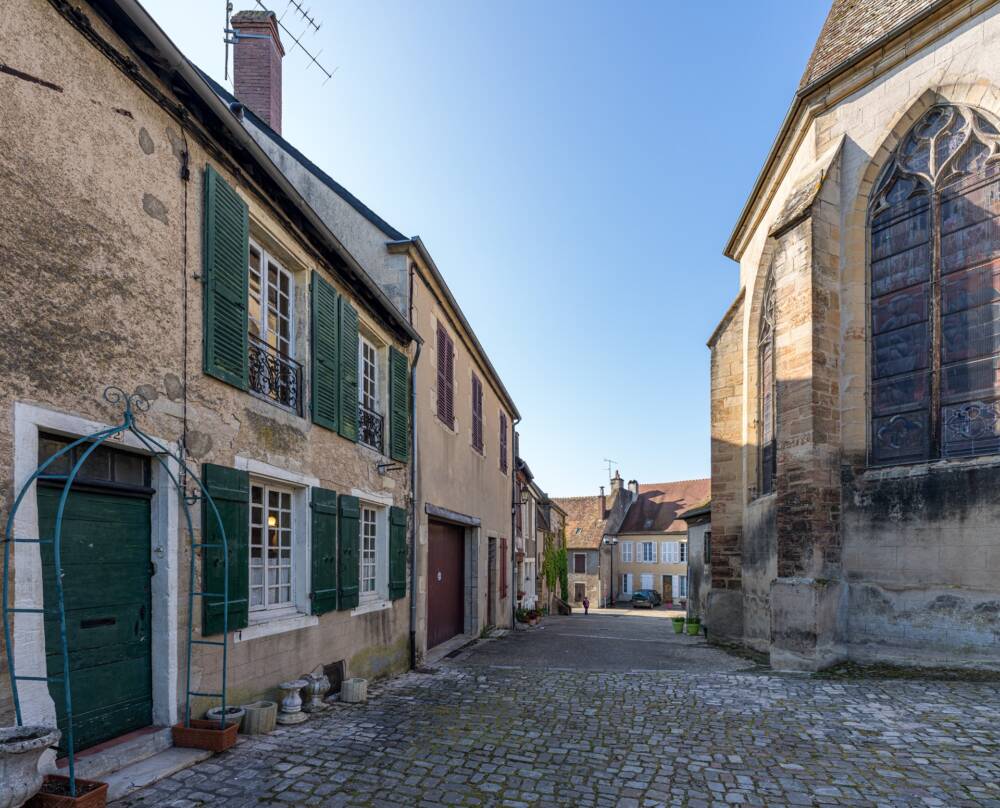 Petite rue de Moulins-Engilbert à côté de l'église