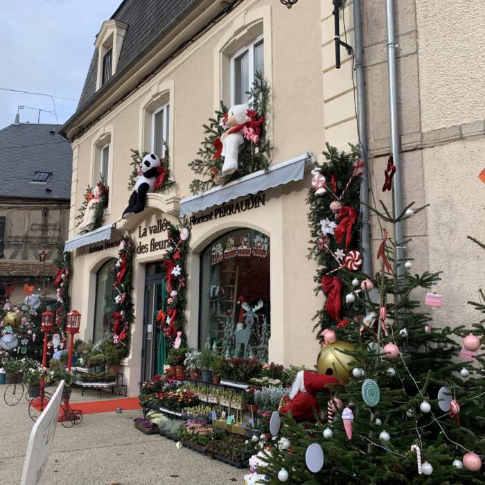 Vue extérieure de la devanture fleurie d'un magasin